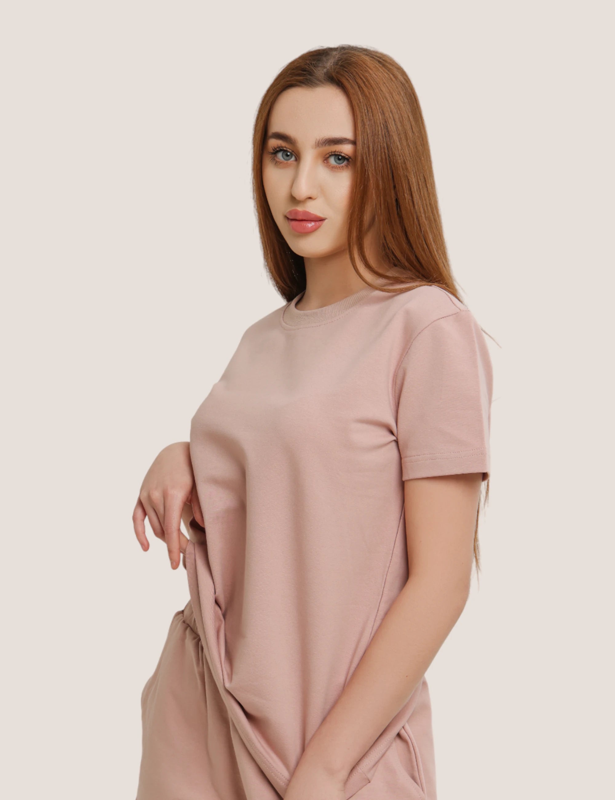Розовая женская футболка и рубашка